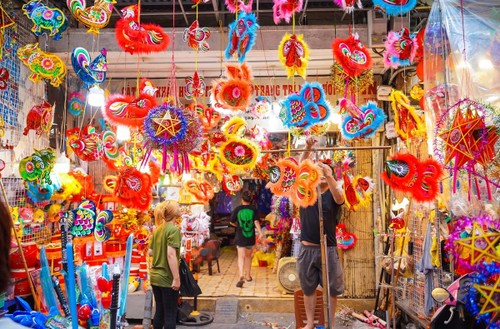 Hang Ma street gearing up for Mid-Autumn festival - ảnh 1